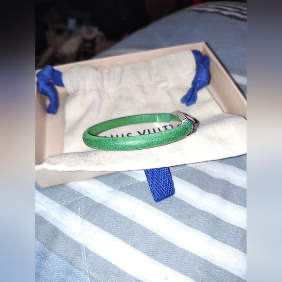 Louis Vuitton Clip It Bracelet - Picture 6 of 12